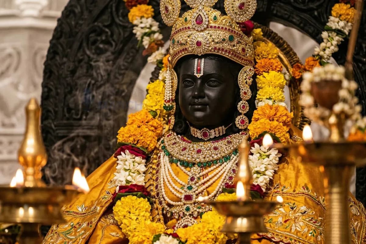 Navratri Day 8: Beautiful Darshan of Ram Lalla in Ayodhya!